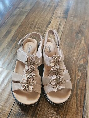 Clarks Women's Light Tan Floral Slingback Sandals